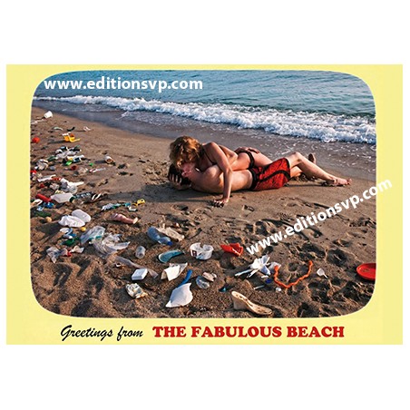Une plage fabuleuse, un couple enlacé sur le sable d'une plage est entouré d'ordure