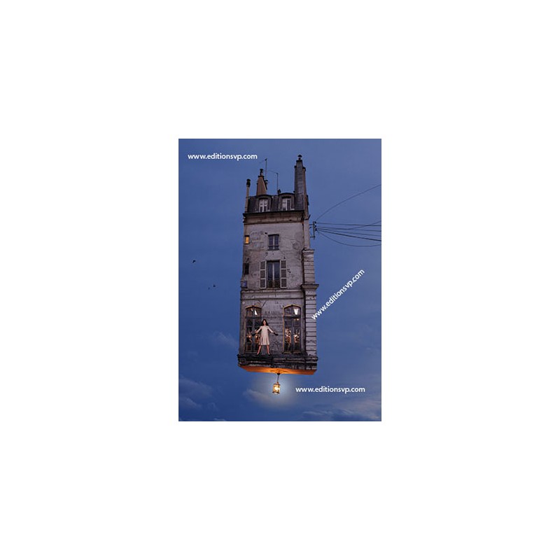 Un immeuble parisien volant dans la nuit bleu oeuvre de Laurent Chéhère