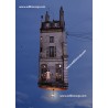 Un immeuble parisien volant dans la nuit bleu oeuvre de Laurent Chéhère