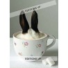 un lapin se cache dans une tasse de café une carte postale originale de Marc Sommer