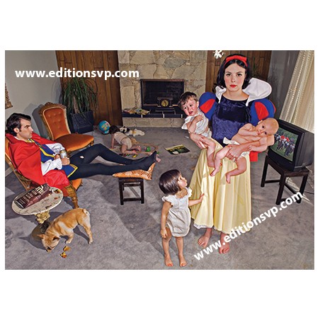 Blanche Neige avec ses enfants et le Prince charmant qui regarde la tv