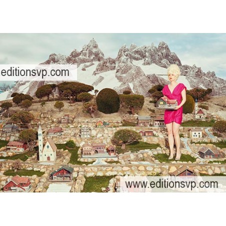 Les Alpes en miniaturie, une femme blonde porte une maison dans ses mains