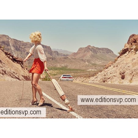 Une femme en jupe aspire la ligne blanche d'une route