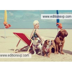 Plage de Deauville, une femme en maillot de bain rétro dans sa chaise longue avec ses 3 dogues