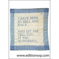 des mots brodés sur un mouhoir bleu et blanc une euvre de la fantastique artiste française Louise Bourgeois