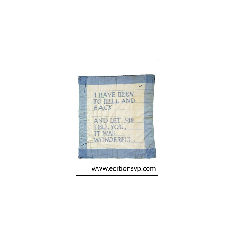 des mots brodés sur un mouhoir bleu et blanc une euvre de la fantastique artiste française Louise Bourgeois