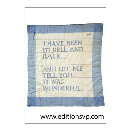 des mots brodés sur un mouhoir bleu et blanc une euvre de la fantastique artiste française Louise Bourgeois