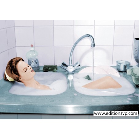 bain mousse pin-up dans un  évier