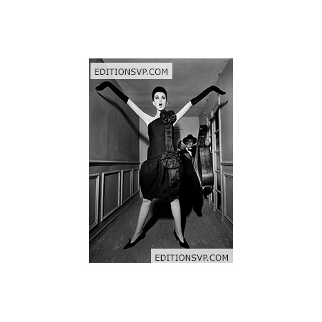Dorothy + little Bara+ violoncelle photographie noir et blanc de William Klein  © William Klein Estate